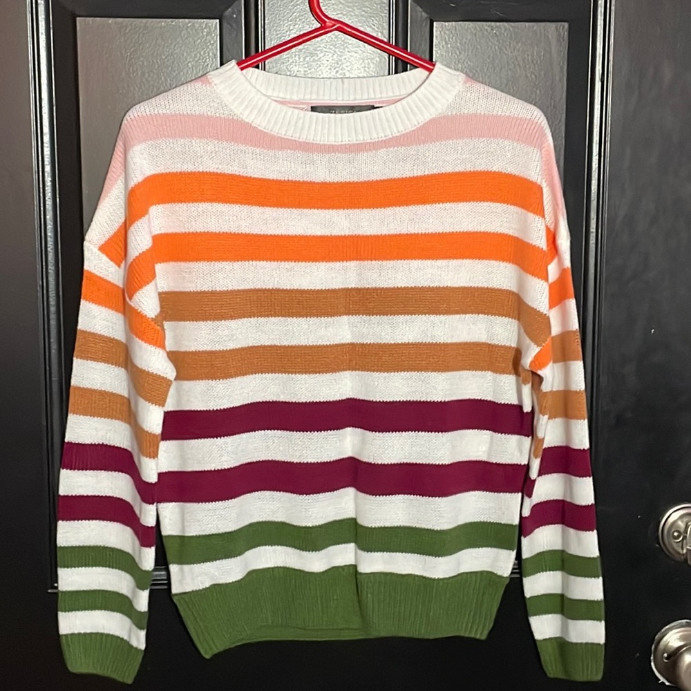 New Zesica Women striped sweater. Size small in new condition.